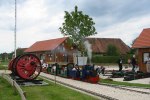 Zug auf 260 mm Spurweite vor dem Clubhaus