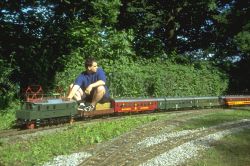 E04 25 vor einem Zug mit DR-Wagen auf 127mm Spur (95kB)